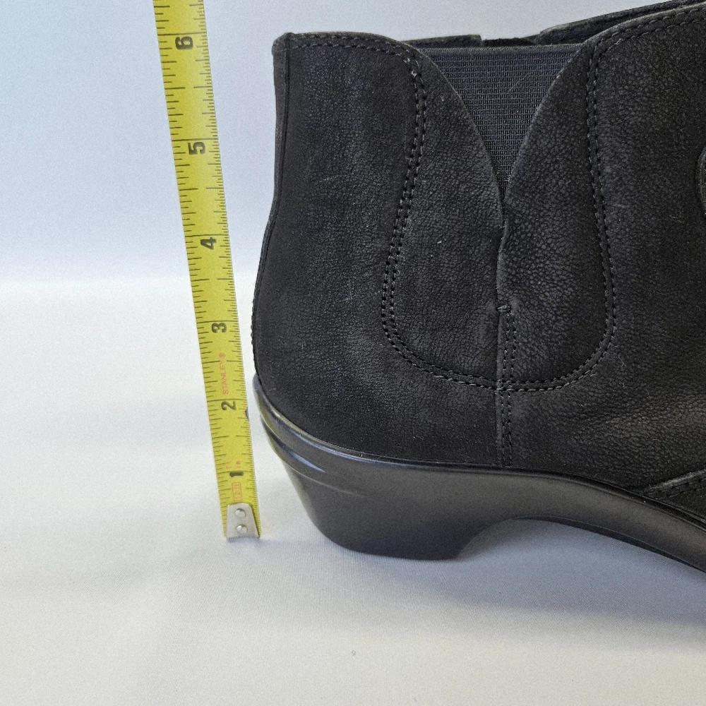 Aravon Kitt Bootie Ankle Boot Women 9 Black Leather Zip Classic Comfort Low Heel